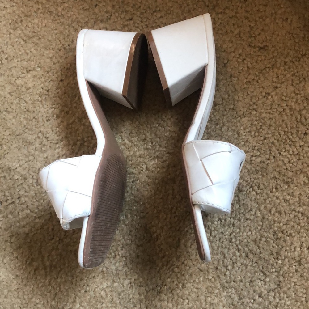 Full Bloom Collection// White woven Sandal - Picture 5 of 8